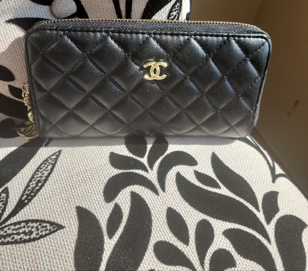 CHANEL Black Quilted Zipper Wallet